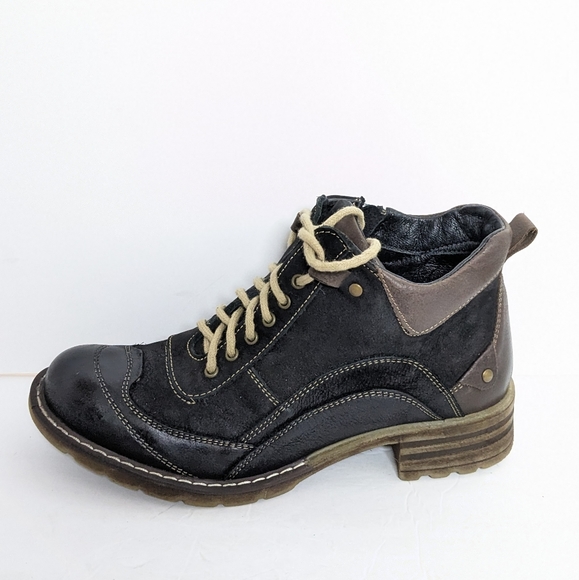 Vintage leather ankle boots - Picture 2 of 16